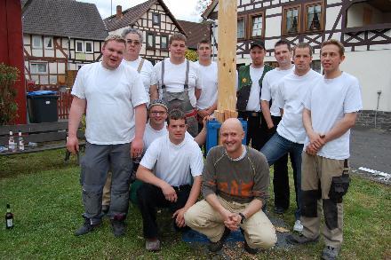 Die „schnelle Eingreiftruppe“ bei den Aktivitäten des Kulturrings. Auch beim letztjährigen Maibaumstellen bewährten sich Rainrods junge Power-Männer Foto: Maresch