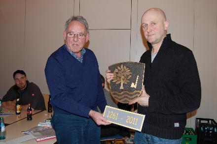 Hans Peter Zeschky (links) und Hans Georg Lippert mit der Bronzetafel des Ortswappens von Rainrod.	Foto: Maresch