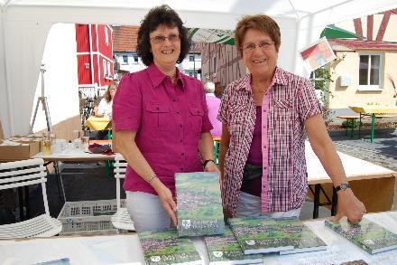 Zwei Mitglieder des Autorenkollektivs am Verkaufspavillon: Elke Emmel (links) und Ingeborg Seipp. Foto: Maresch