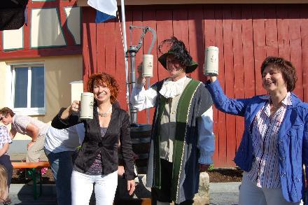 Fassbieranstich: zwischen Susanne Schaab und Sylivia Mauderer auch „Markgraf“ Hans Georg Lippert, Vorsitzender des Kulturrings. Foto: Maresch