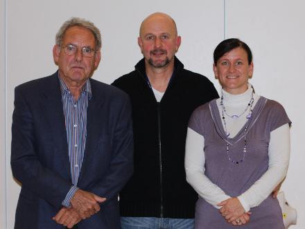 Der Vorsitzende Hans Georg Lippert (Mitte) mit Hans Peter Zeschky und Manuela Vogt, die viele Arbeitsstunden in die Bilddokumentation investierten. Foto: Maresch