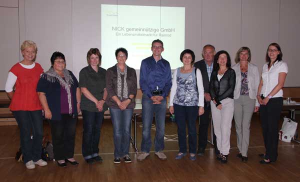 Stellten gemeinsam das Ladenprojekt vor (von links): Vermieterin Ute Straub, Margot Balser (Schottener Soziale Dienste), die Verkäuferinnen Katja Birkenstock und Bianca Prosig, Stephan Schmidthals (NICK), Silvia Mauderer und Horst Lind vom Ortsbeirat, Bürgermeisterin Susanne Schaab, Cornelia Reinders (NICK) und Annabel Döll (Schottener Soziale Dienste)